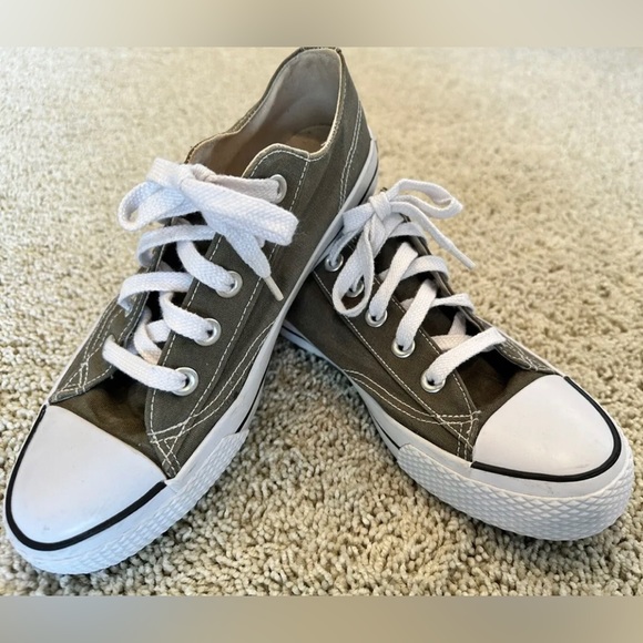 Airwalk Shoes - Airwalk Low Top Lace-up Sneakers  in Army Green Size 9